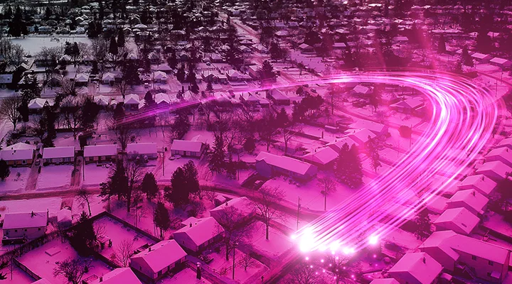 Miasto spowite magentowym światłowodem